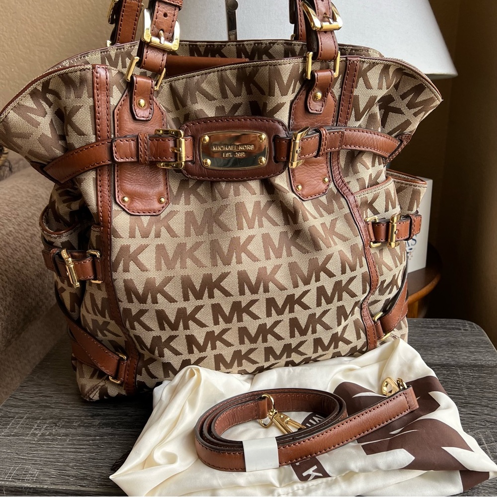 Michael Kors Signature Gansevoort  Fabric Leather Straps Shoulder Bag/ Crossbody